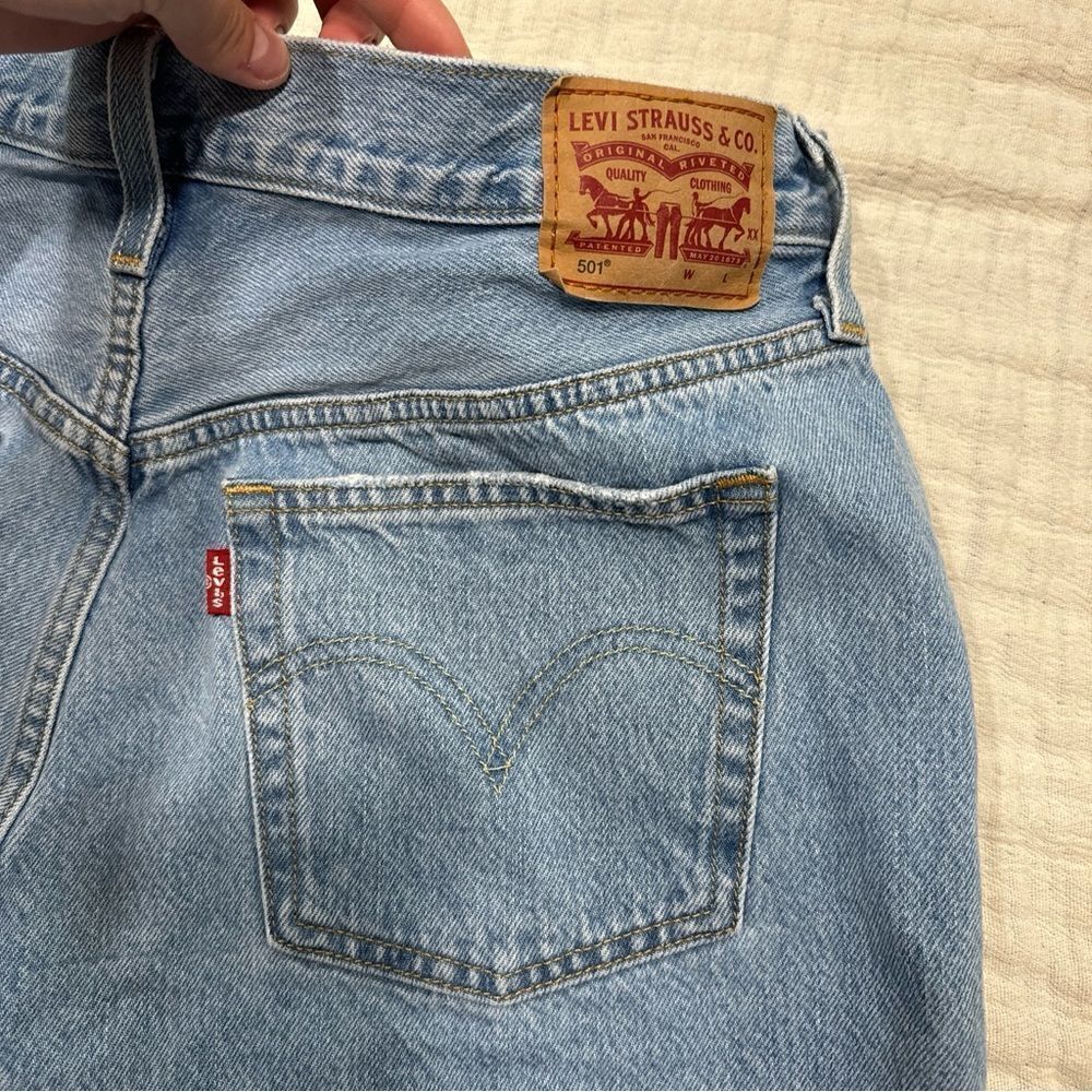 Levis 501 Womens Denim Shorts Light Blue Button Fly Cut Off Size 31 - Picture 4 of 11